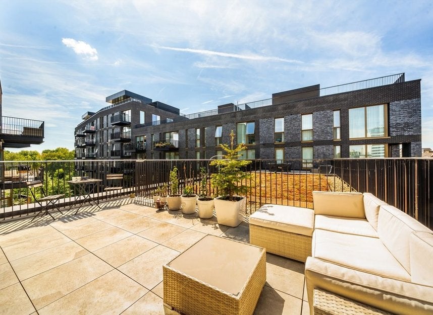 Flat Bradshaw Yard in Greater London