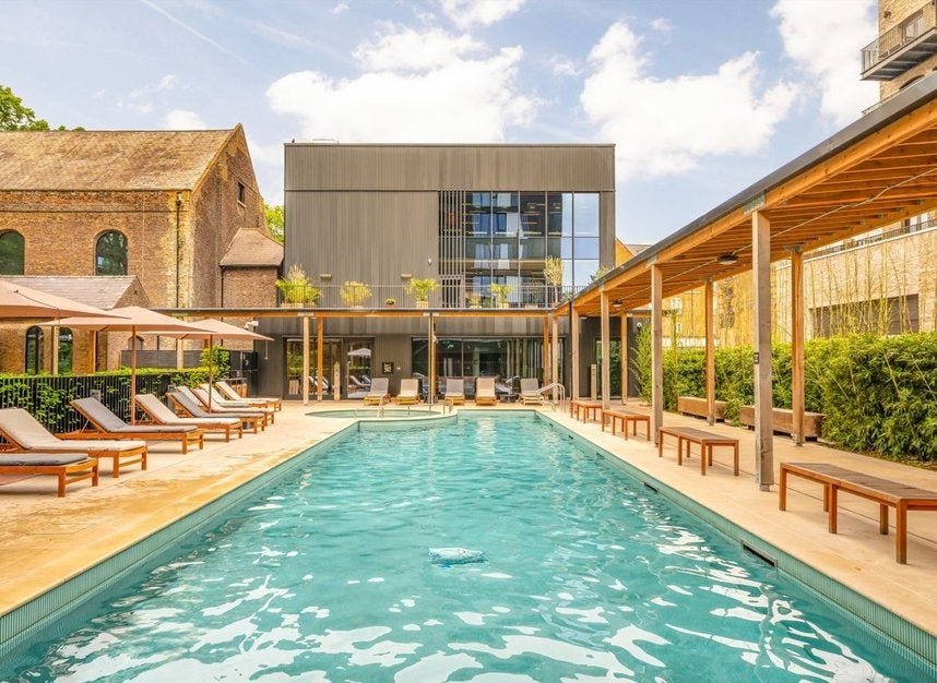 Flat Bradshaw Yard in Greater London