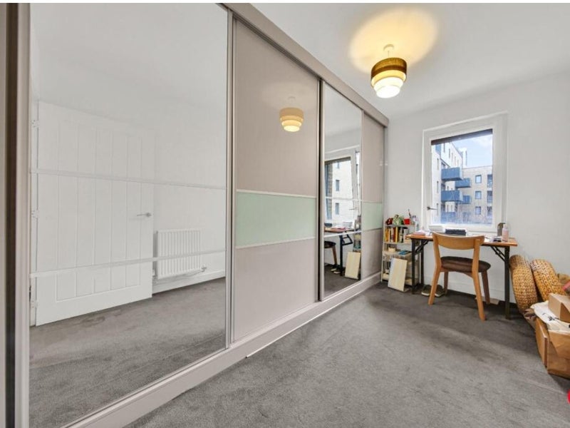 Flat Ravenswood Road in Greater London