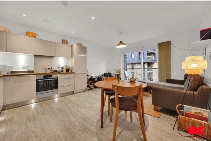 Flat Ravenswood Road in Greater London