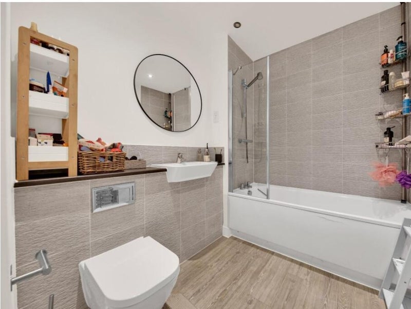 Flat Ravenswood Road in Greater London