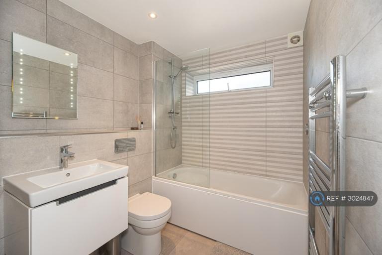 Flat Crossways in Brentwood