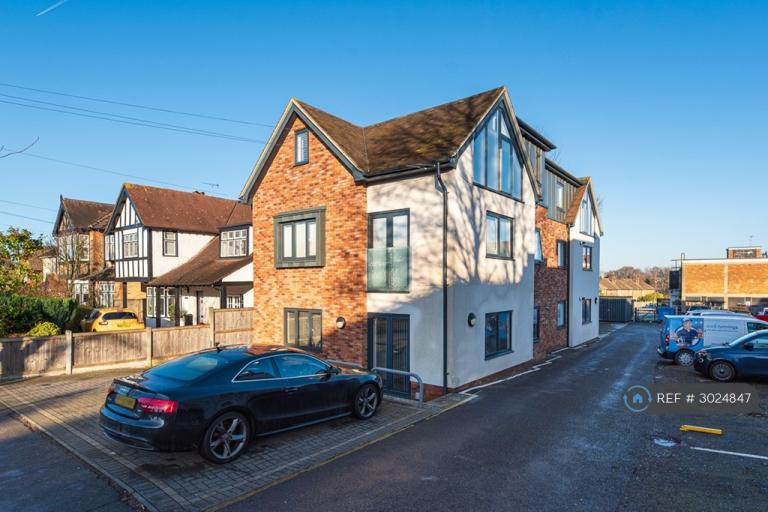 Flat Crossways in Brentwood