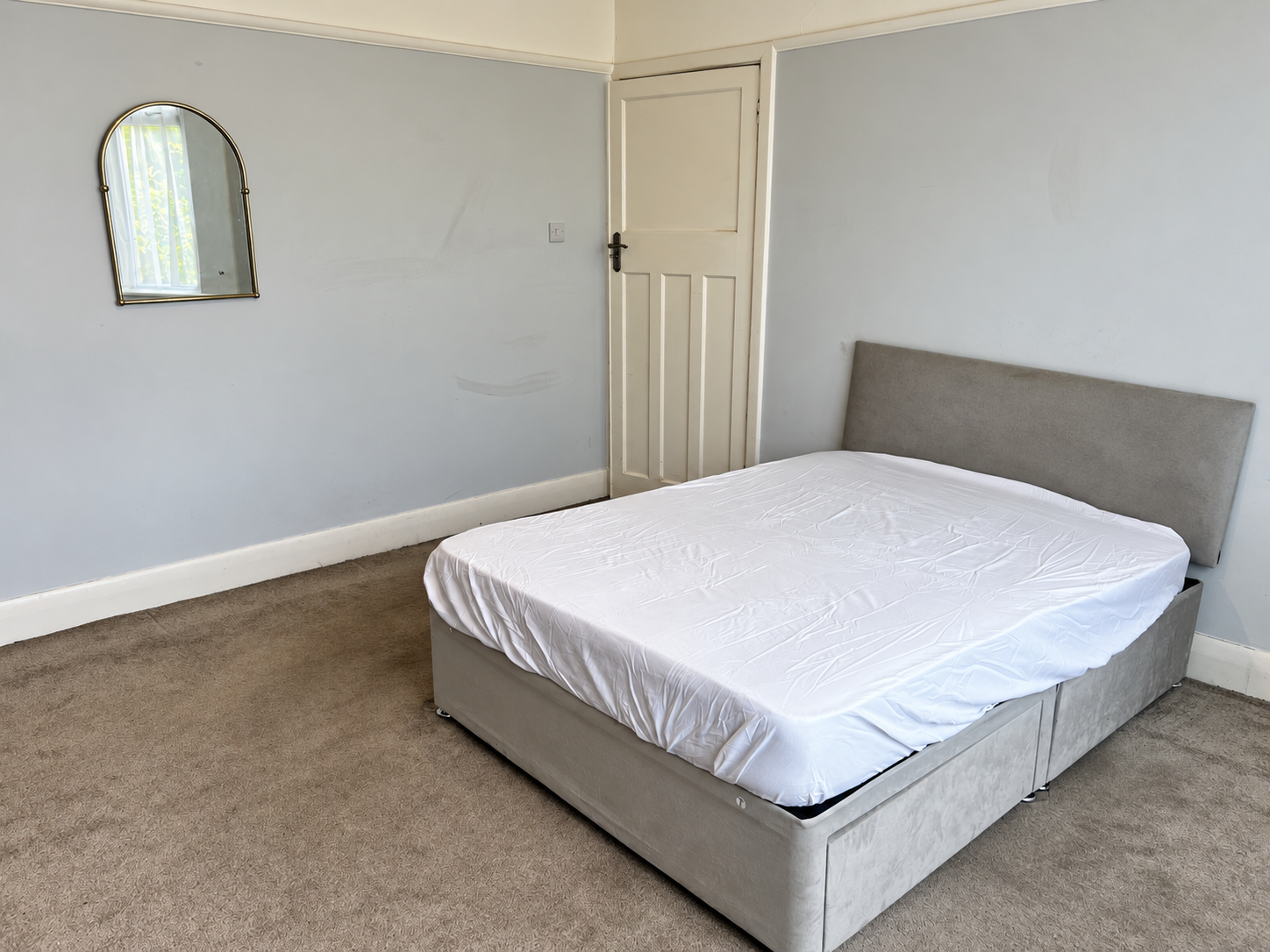 Room Southmead Road in Bristol