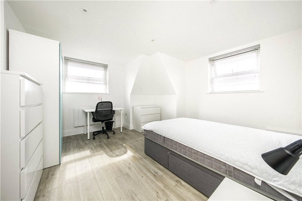 Flat Victoria Street in Borough of Runnymede