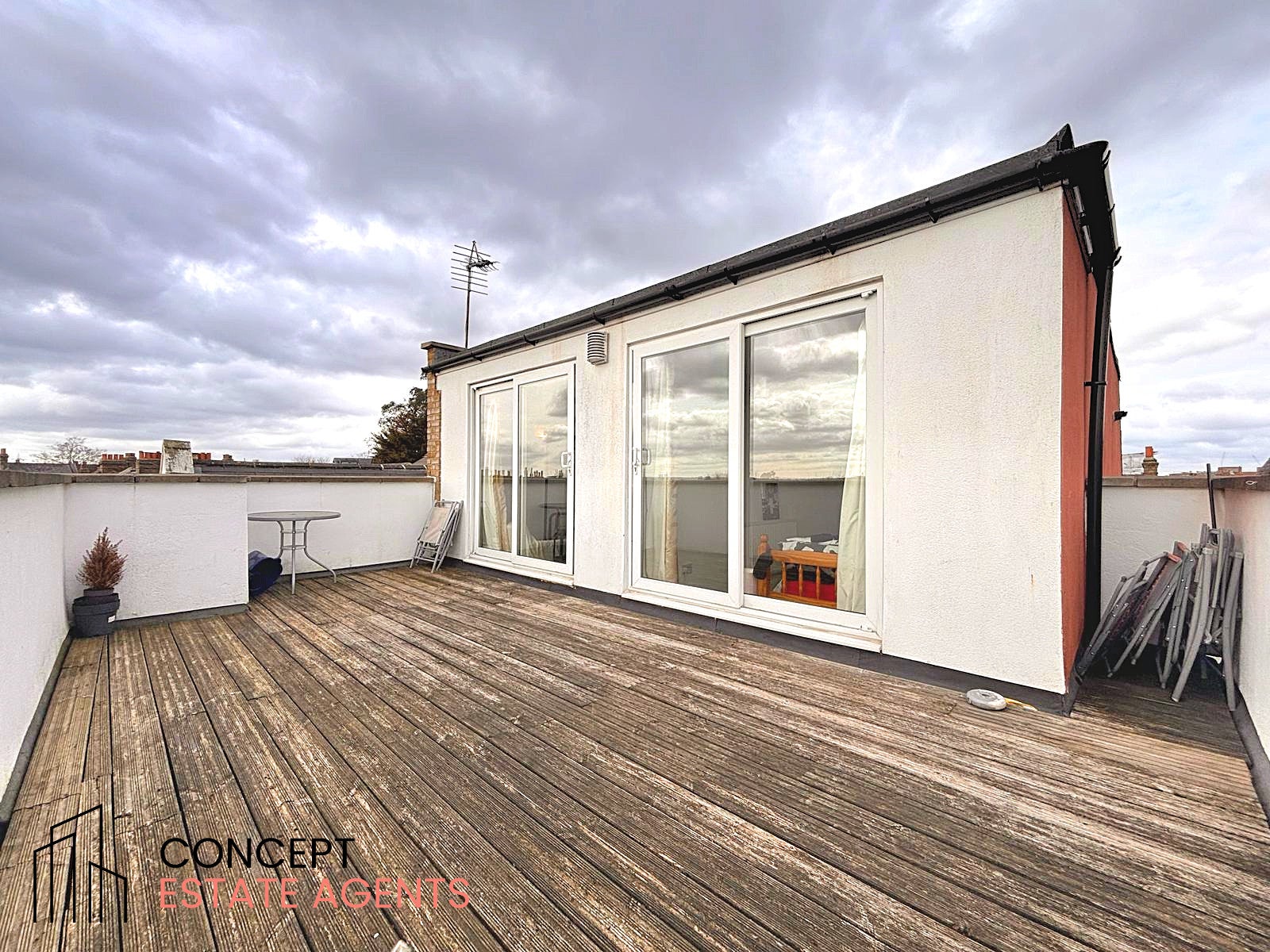 Flat Charlmont Road in Greater London