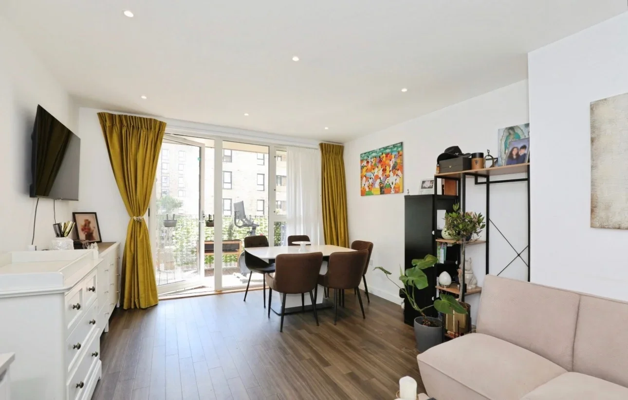 Flat Bollo Bridge Road in Greater London