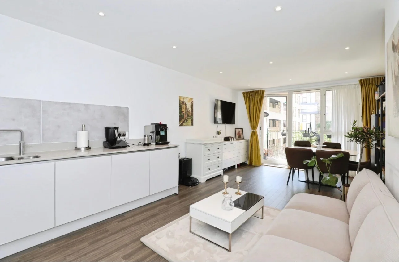 Flat Bollo Bridge Road in Greater London