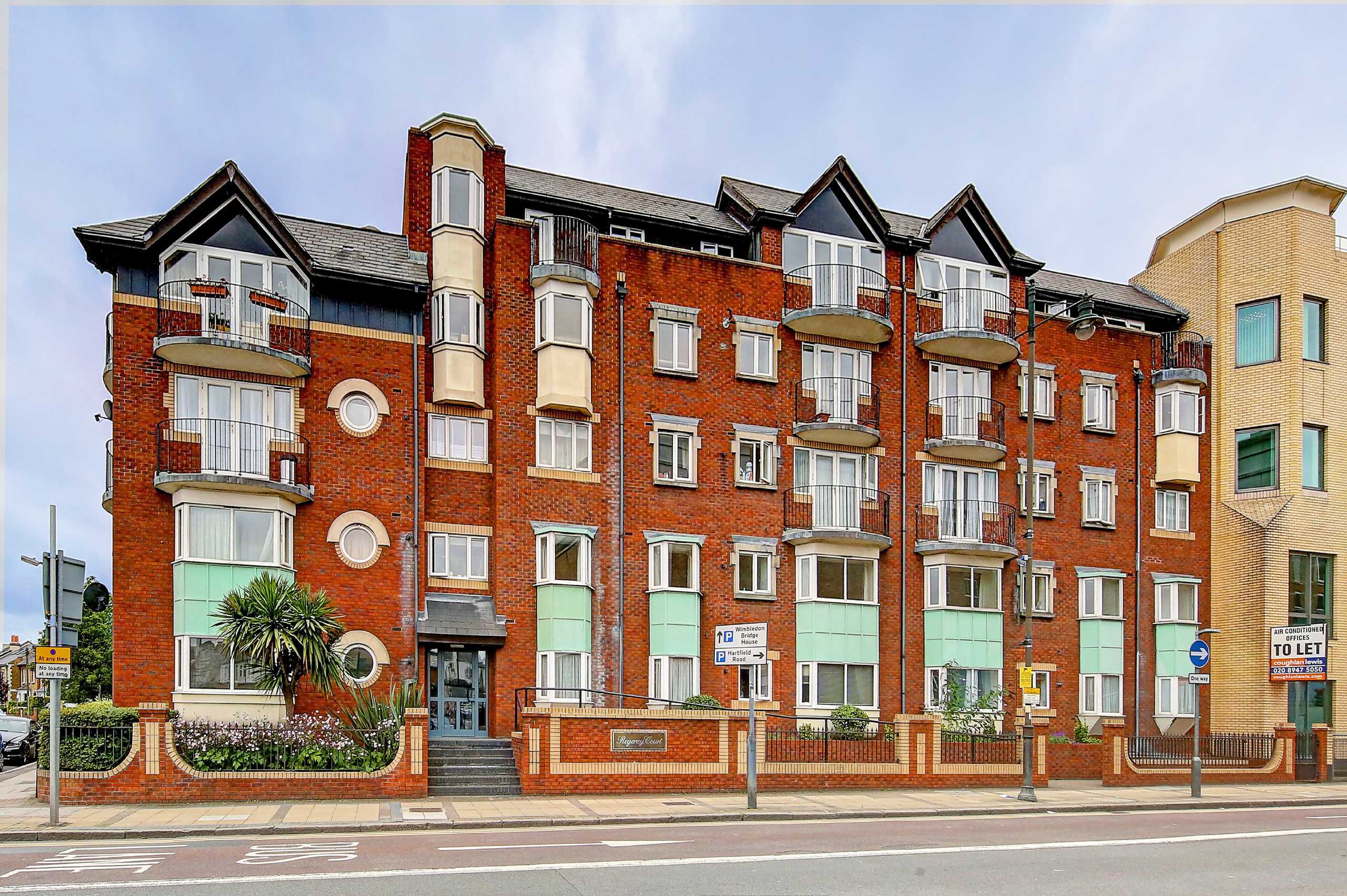Flat Hartfield Road in Greater London