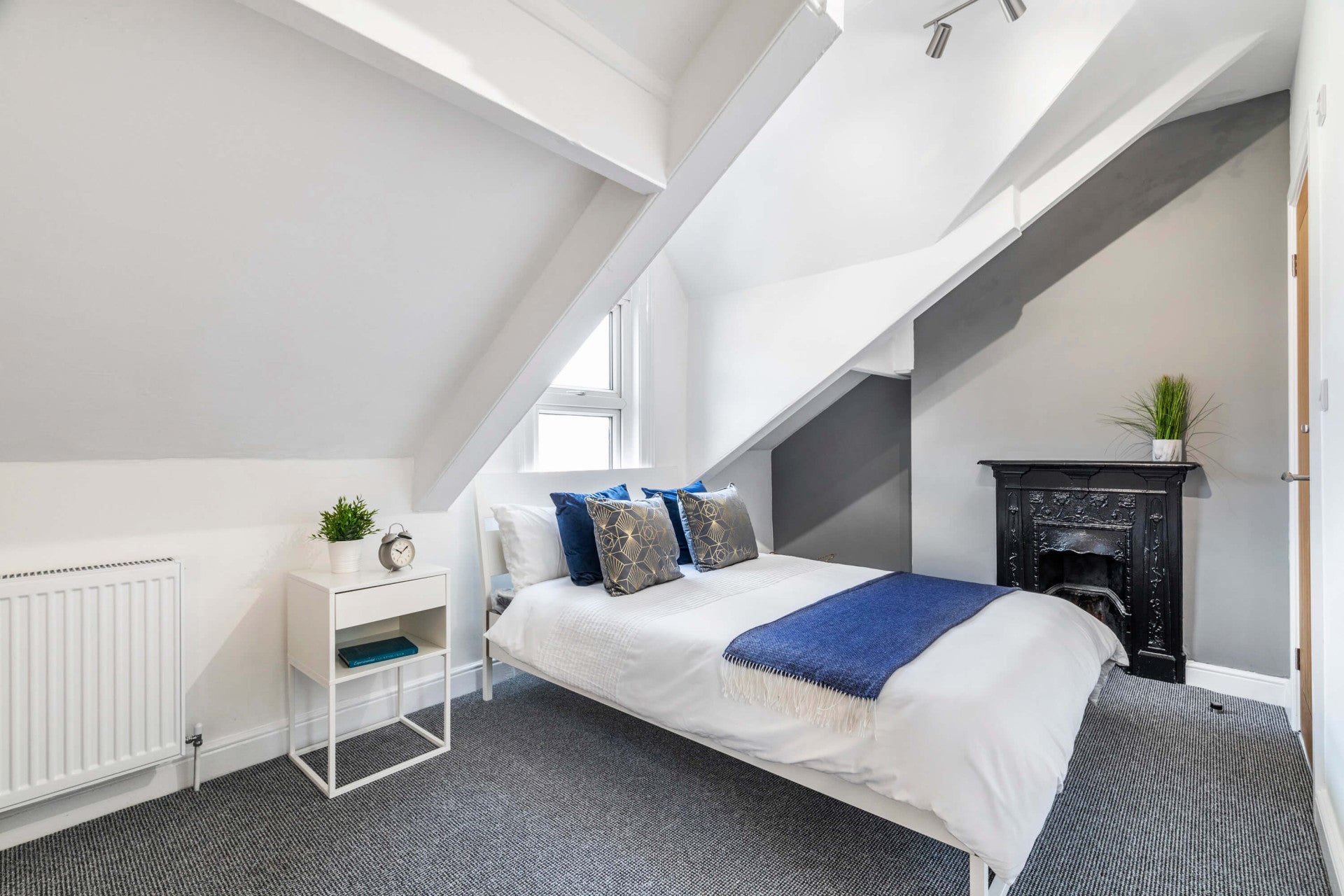 Room Cardigan Road in Leeds