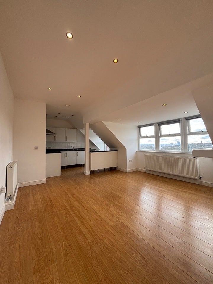 Flat Sylvan Road in Greater London