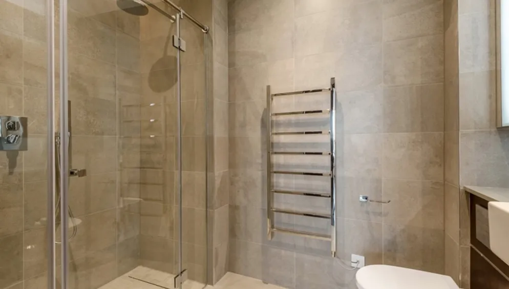 Flat Ponton Road in Greater London