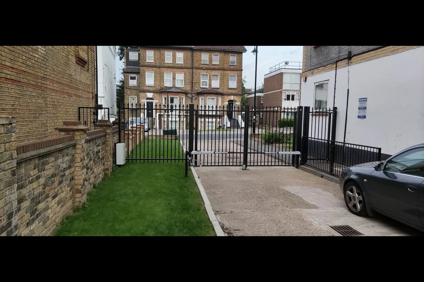 Flat Canning Road in Greater London