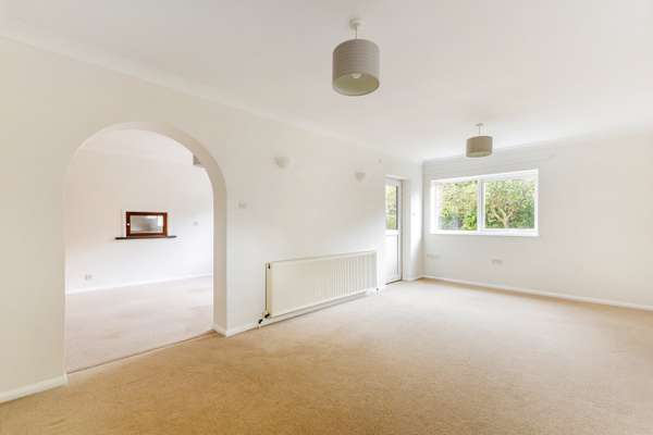 House Wellington Avenue in Surrey Heath