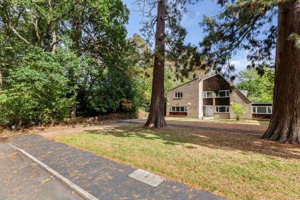 House Wellington Avenue in Surrey Heath
