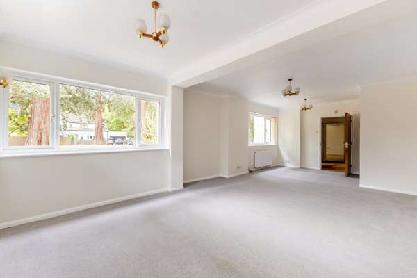 House Wellington Avenue in Surrey Heath