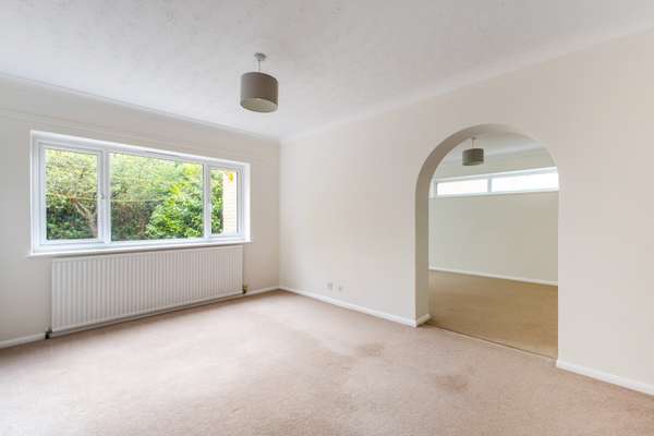 House Wellington Avenue in Surrey Heath