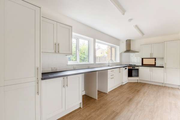 House Wellington Avenue in Surrey Heath