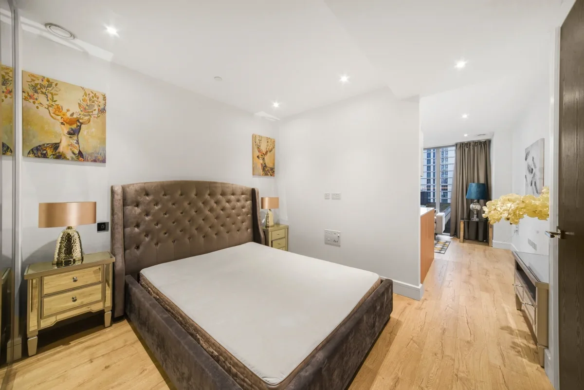 Flat Piazza Walk in Greater London