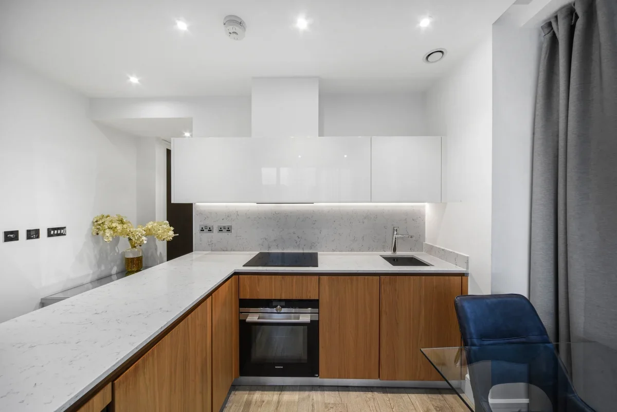 Flat Piazza Walk in Greater London