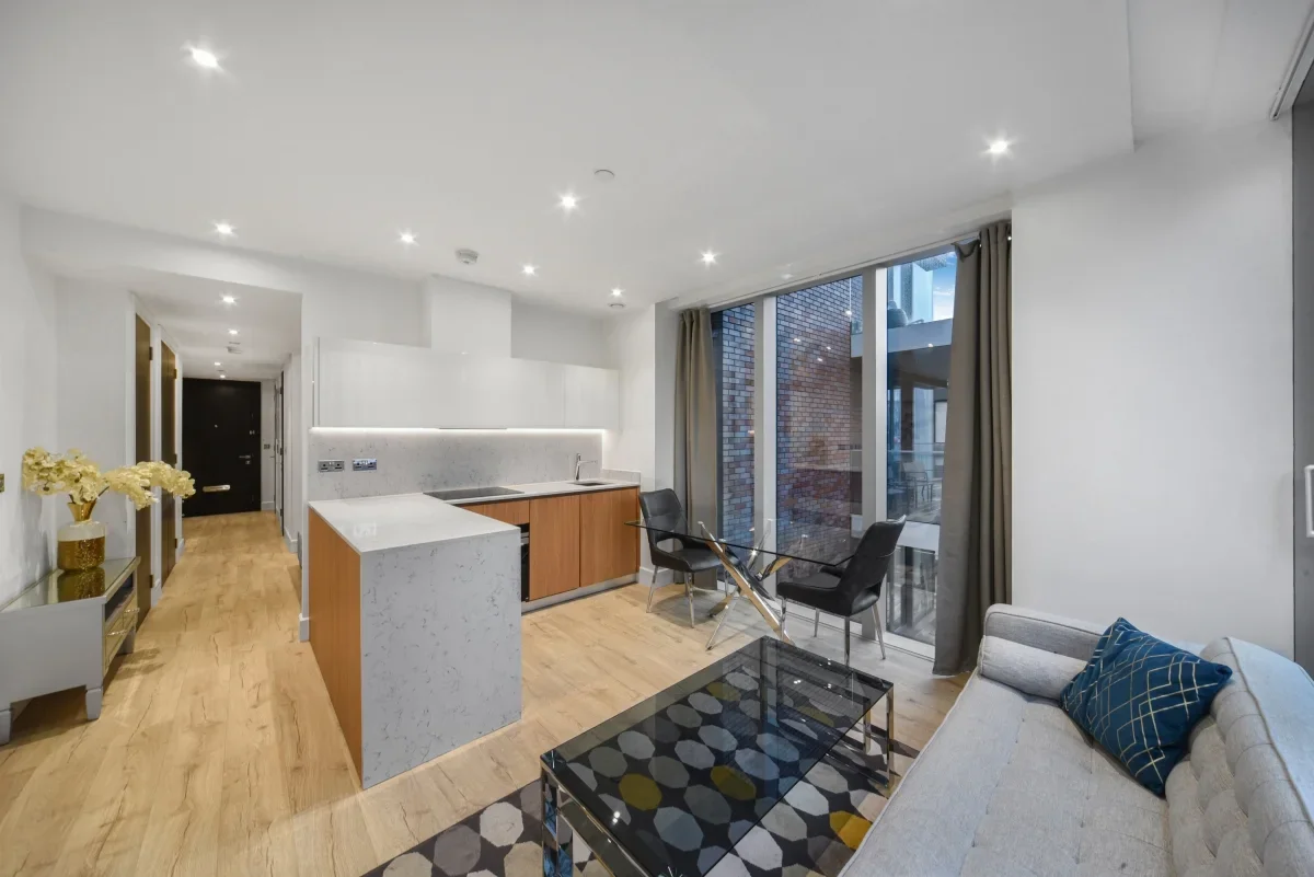 Flat Piazza Walk in Greater London