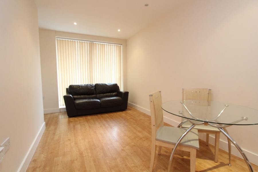 Flat Merchants Place in Reading