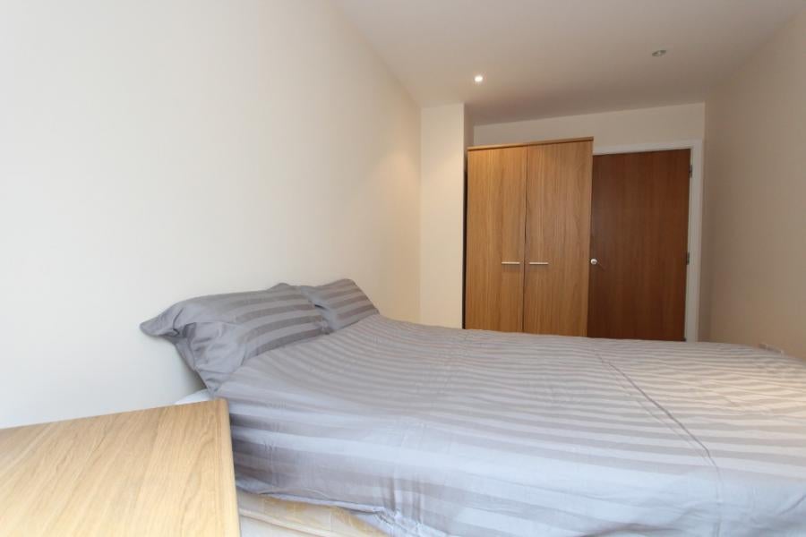 Flat Merchants Place in Reading