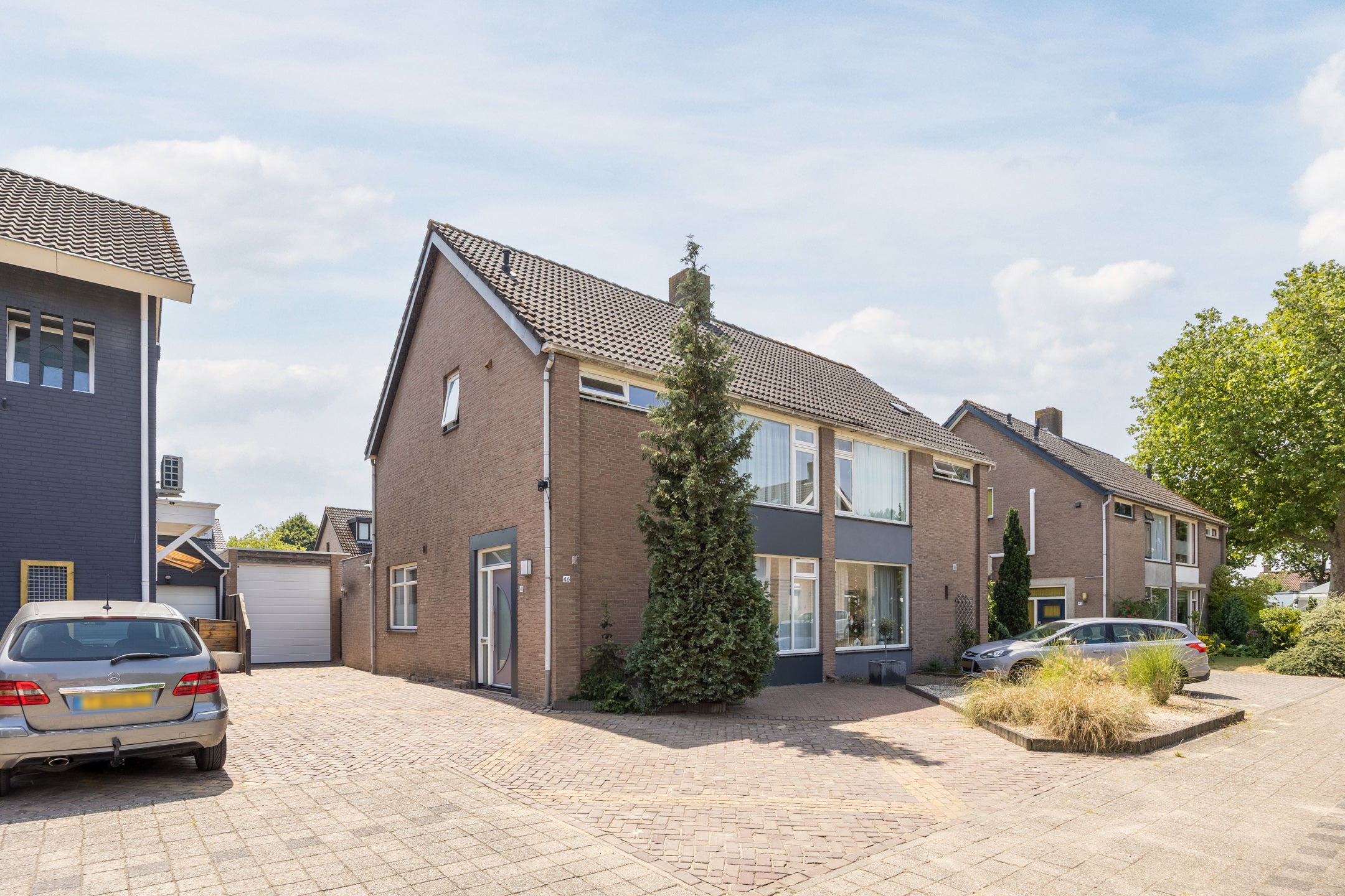Twee-onder-één-kap te koop: Eenlandsweg 46, Halsteren