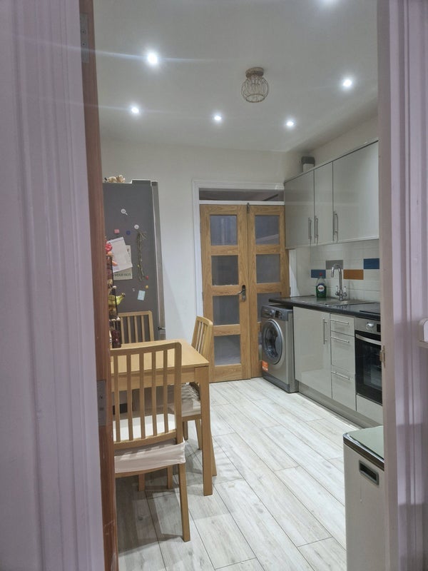 Room Roberts Road in Greater London