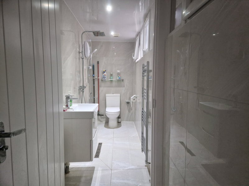 Room Roberts Road in Greater London