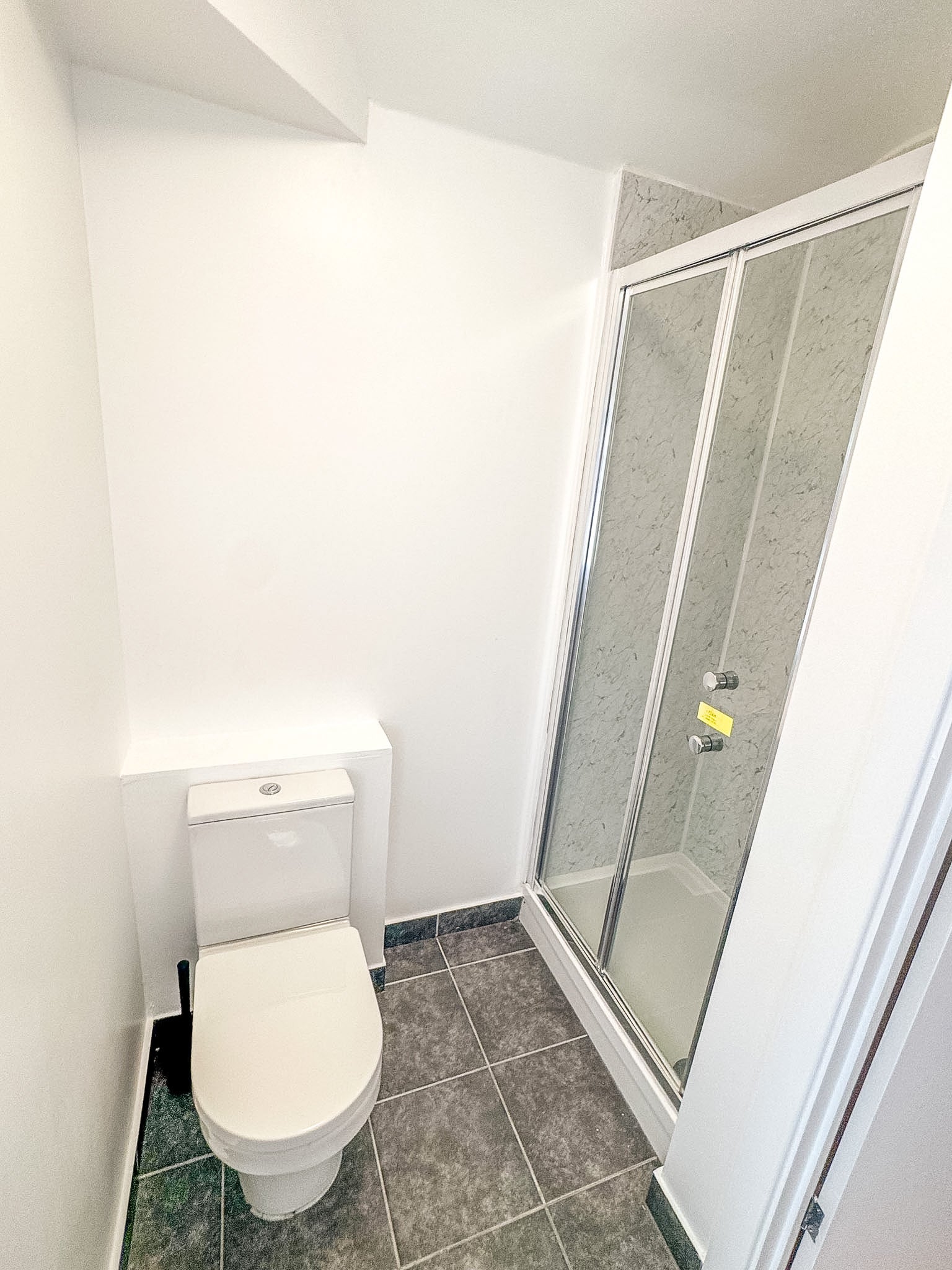 Room Warbank Crescent in Greater London