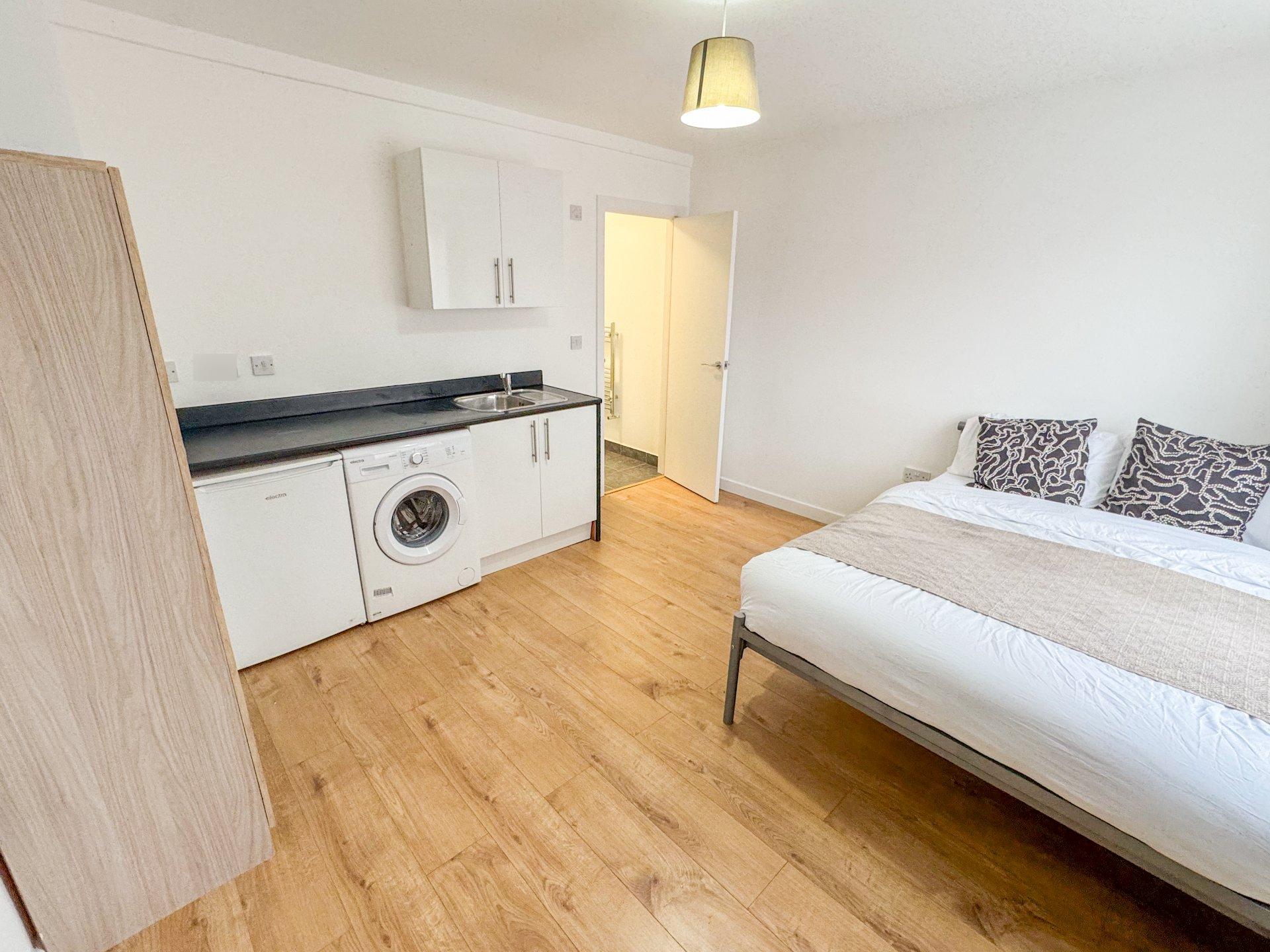 Room Warbank Crescent in Greater London