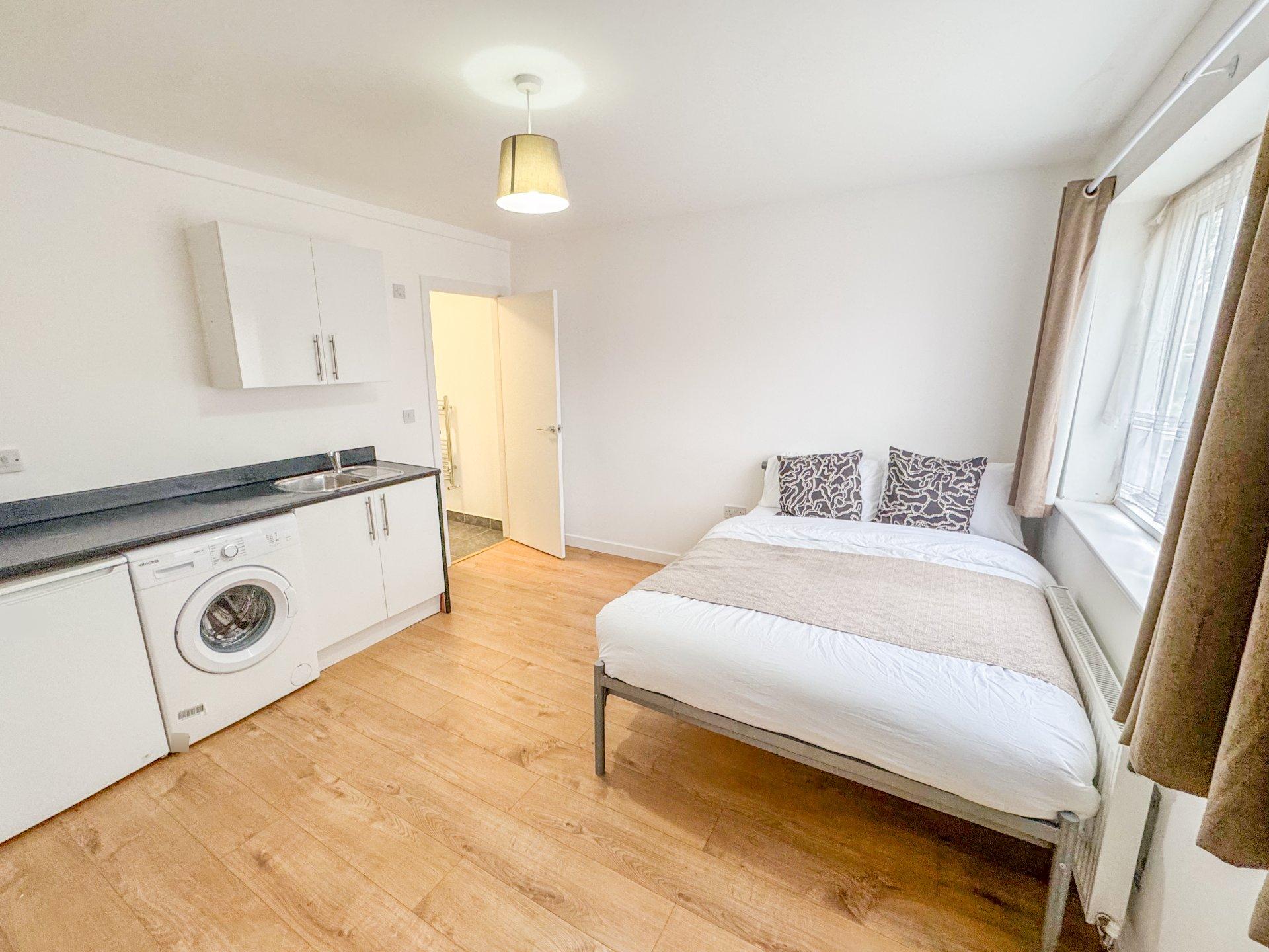 Room Warbank Crescent in Greater London