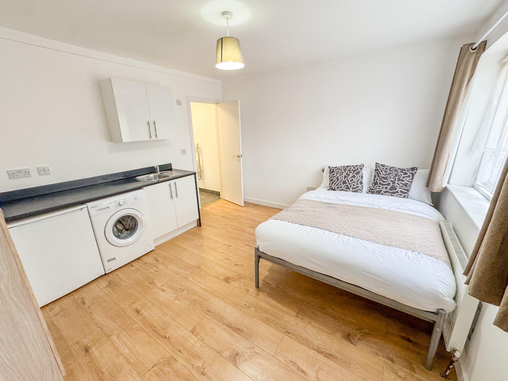 Room Warbank Crescent in Greater London