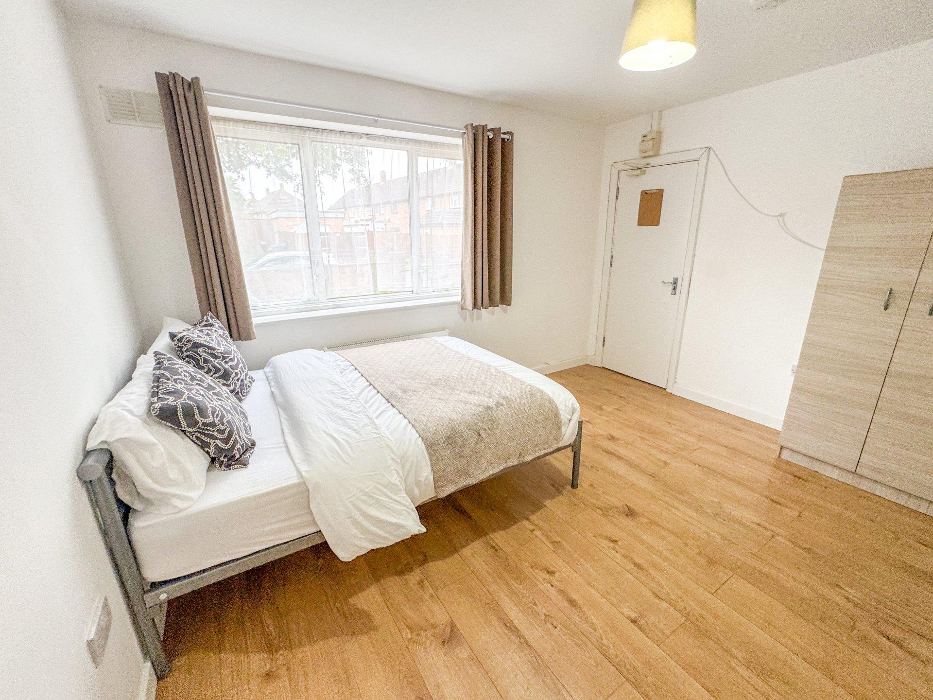 Room Warbank Crescent in Greater London