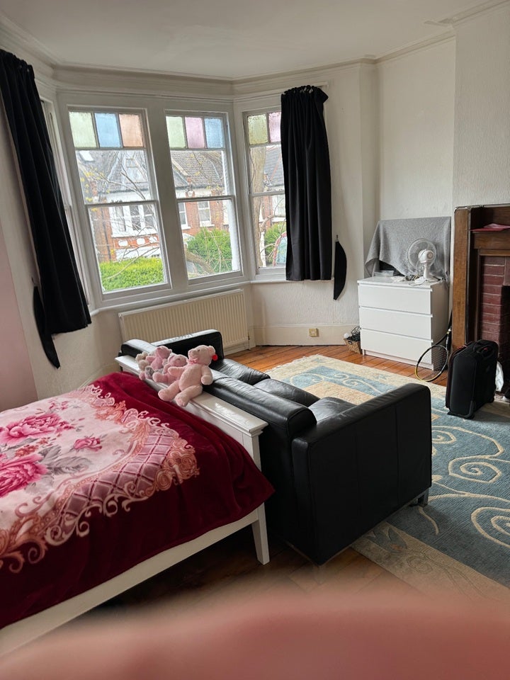 Room Ferme Park Road in Greater London