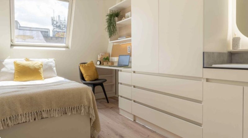 Room Holloway Road in Greater London