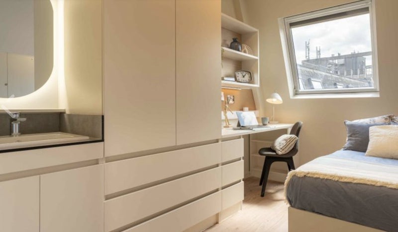Room Holloway Road in Greater London