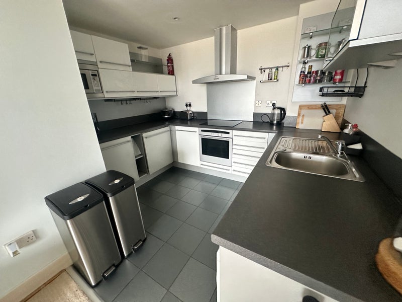 Room Crews Street in Greater London