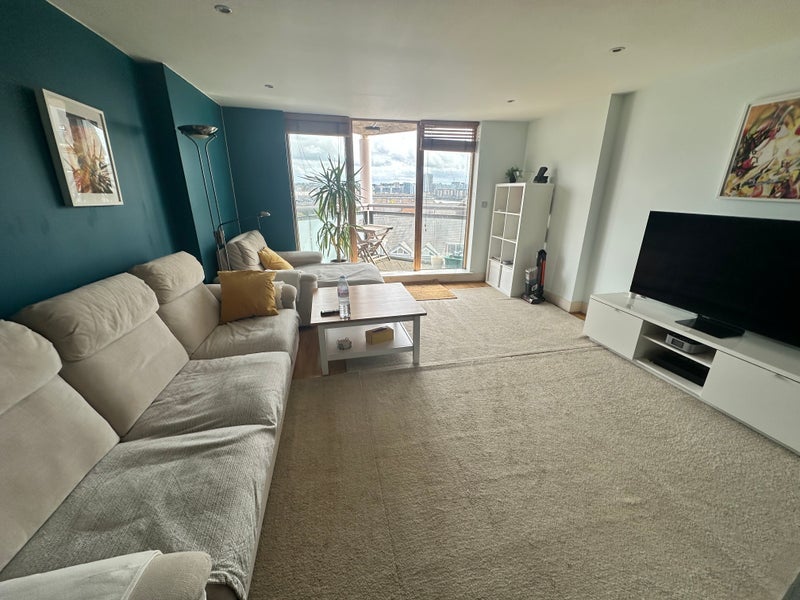 Room Crews Street in Greater London