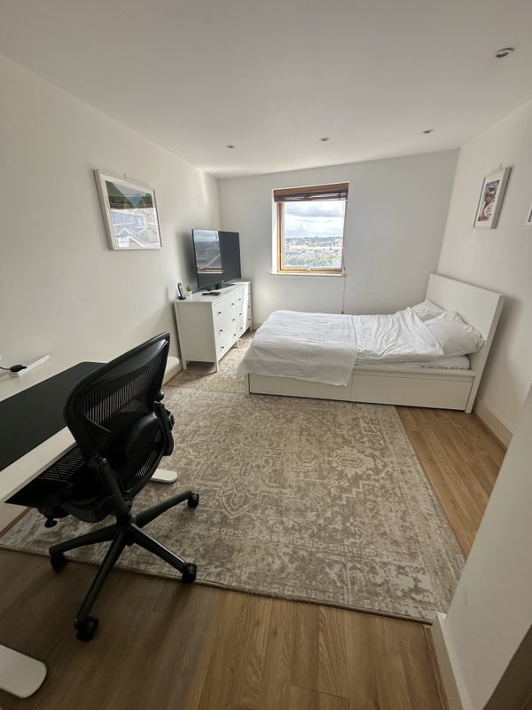 Room Crews Street in Greater London