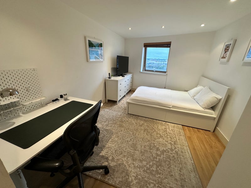 Room Crews Street in Greater London