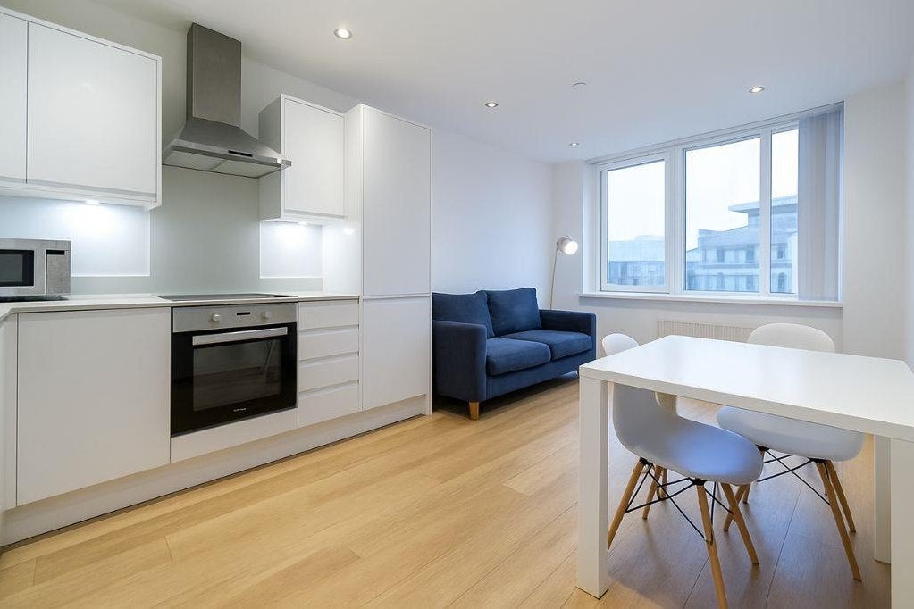 Flat Lansdowne Road in Greater London