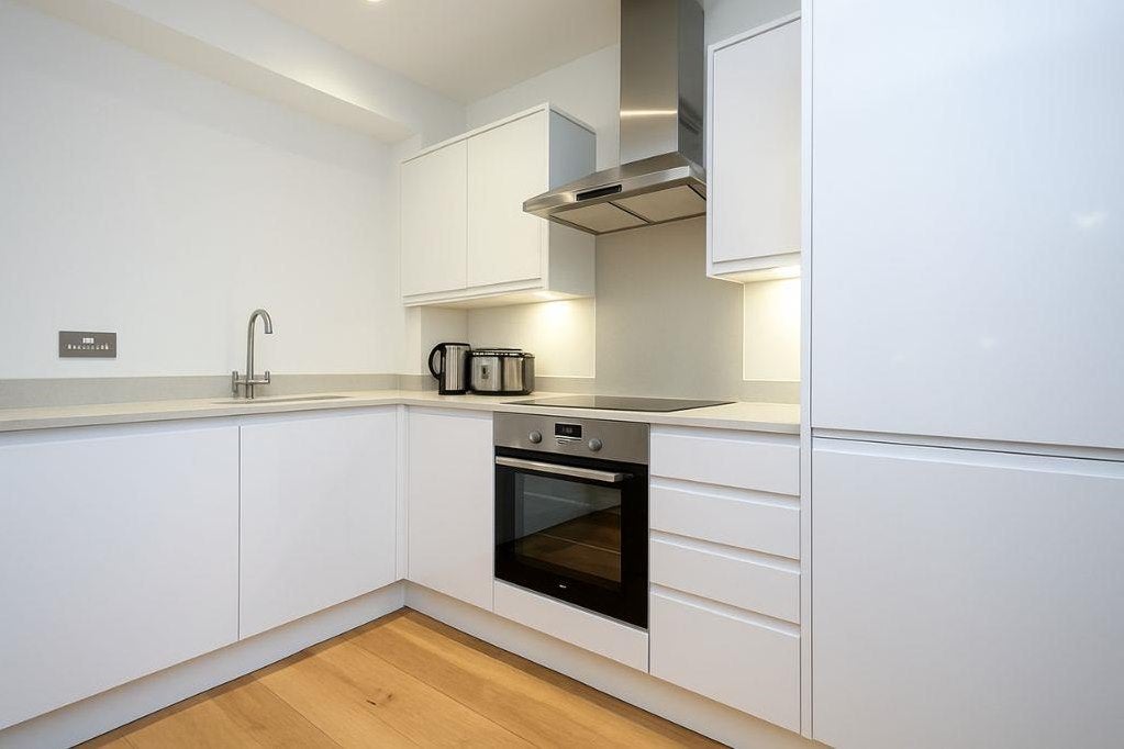 Flat Lansdowne Road in Greater London