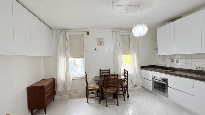 Flat Lewisham Way in Greater London