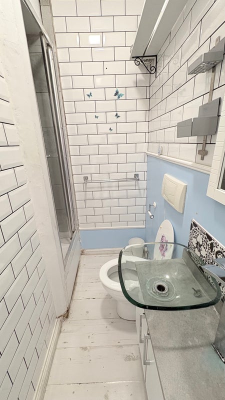 Flat Lewisham Way in Greater London
