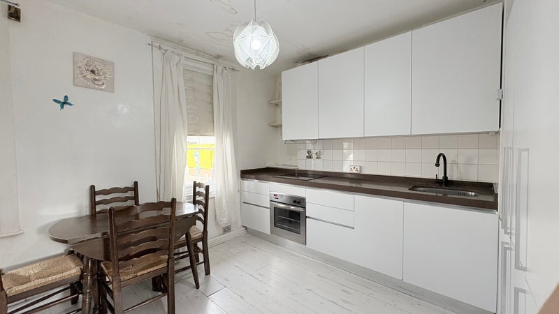 Flat Lewisham Way in Greater London
