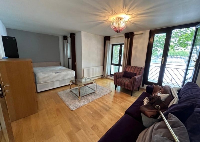 Room Surrey Quays Road in Greater London
