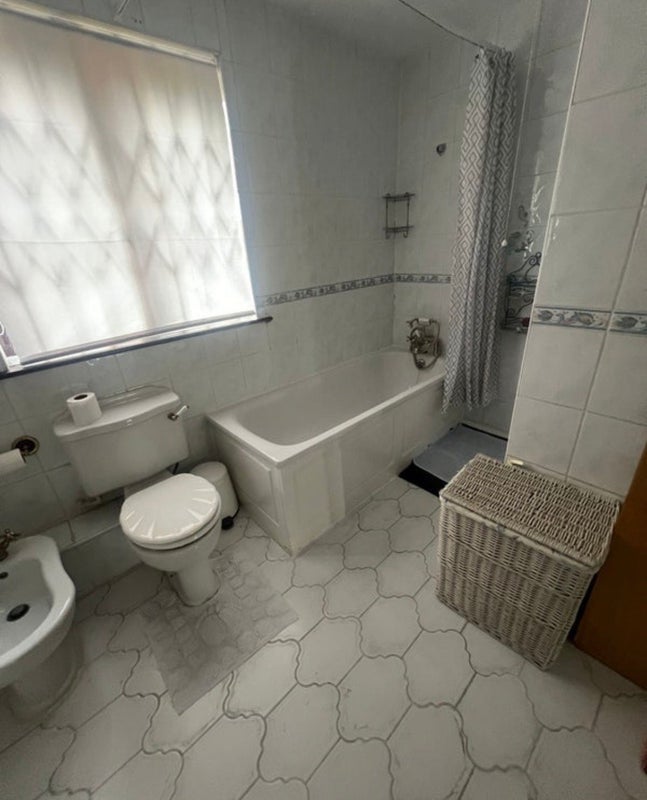 Room Surrey Quays Road in Greater London