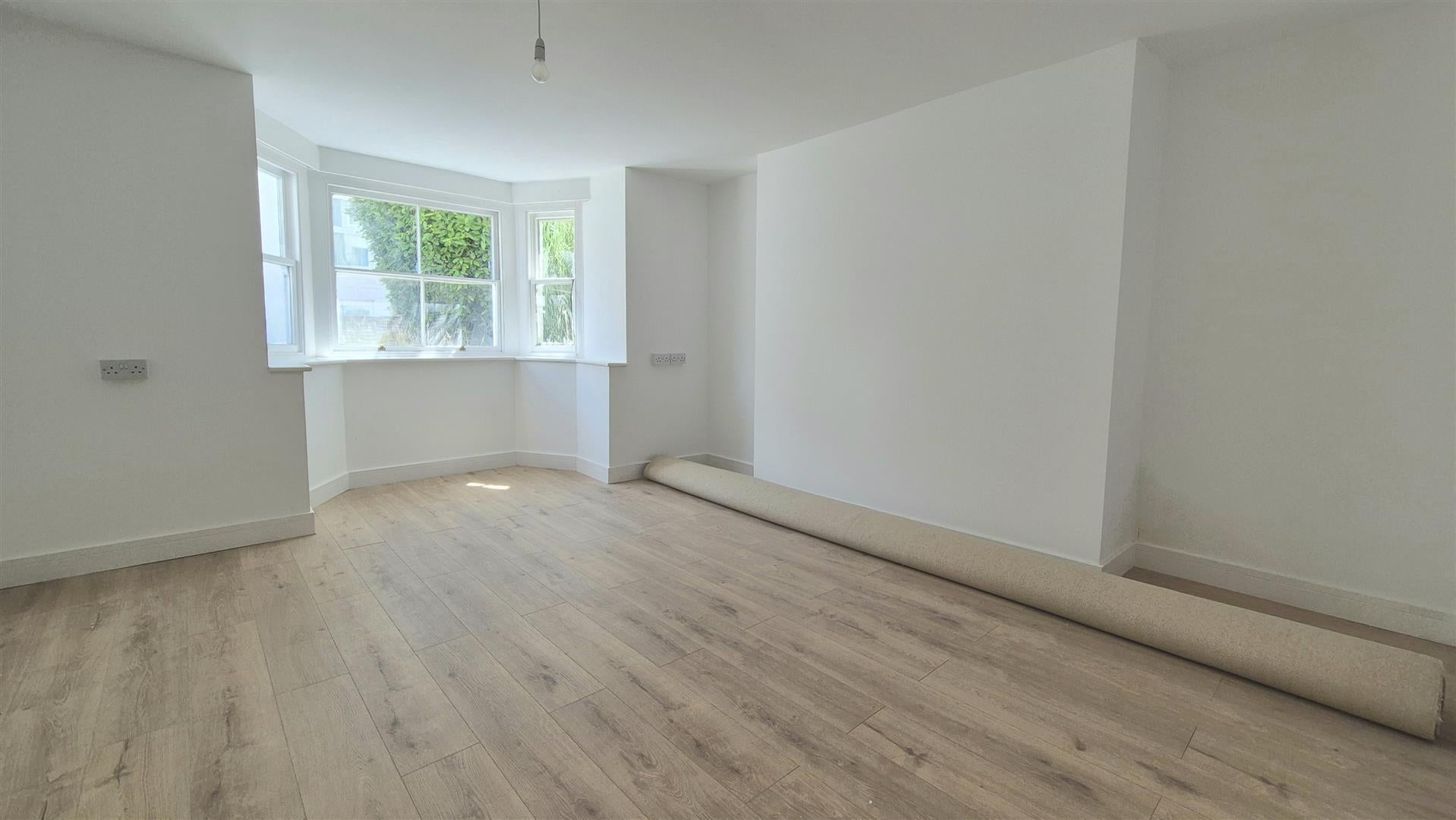 Flat Elphinstone Road in Portsmouth